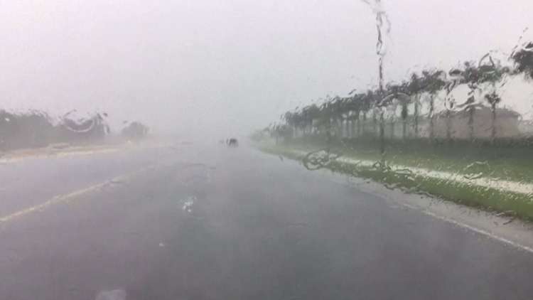 في مشهد مهول.. الحجارة تنهمر من السماء.. والسبب إرما المدمر!