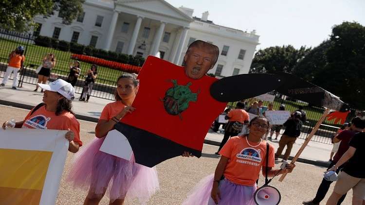احتجاجات خارج البيت الأبيض ضد خطة ترامب إلغاء برنامج DACA المتعلق بالمهاجرين