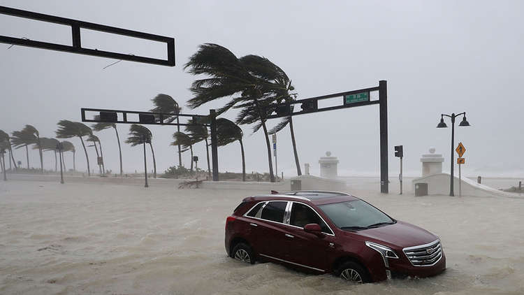 قوة الإعصار المدمر تنخفض بالتزامن مع تحركه قرب سواحل فلوريدا الغربية وتبلغ سرعة الرياح حاليا 135 كيلومترا في الساعة.
