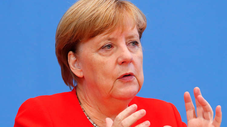 ميركل تعارض موقف وزير خارجيتها بشأن صادرات الأسلحة لتركيا