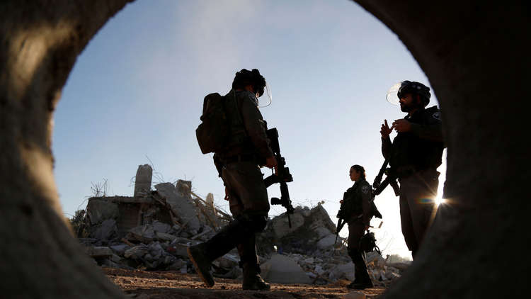 جندي إسرائيلي يطلق النار على فتى فلسطيني شرق الخليل