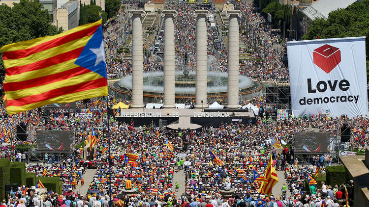 مدريد تحقق في دعم سلطات إقليم كاتالونيا لاستفتاء الاستقلال