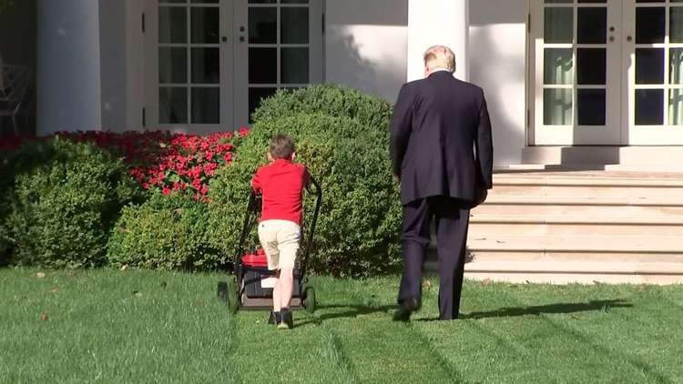 طفل عمره 11 عاما يعمل في البيت الأبيض برعاية ترامب 