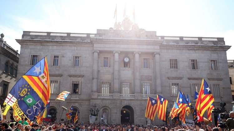 تظاهر المئات من رؤساء البلديات الكتالونية دعما للاستقلال