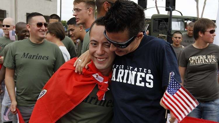 جنود من المارينز الأمريكي في كرنفال للمثليين في سانت دييغو