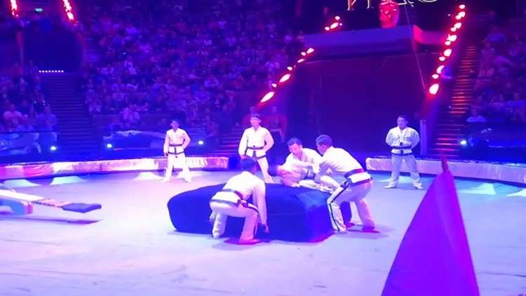 رقبة بهلوان كوري شمالي تنكسر أثناء حركة بهلوانية بسيرك موسكو 