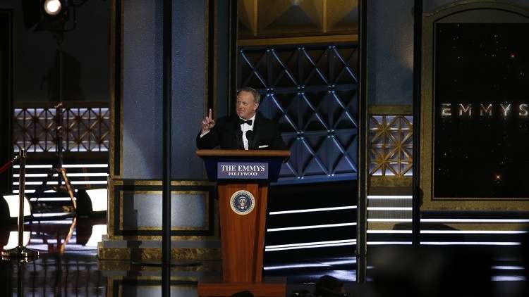  "إيمي" تسخر من ترامب!