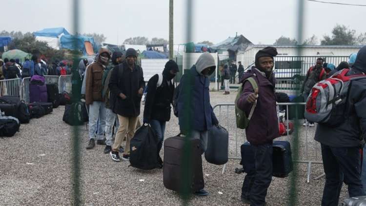 فرنسا تخلي مخيما عشوائيا للمهاجرين