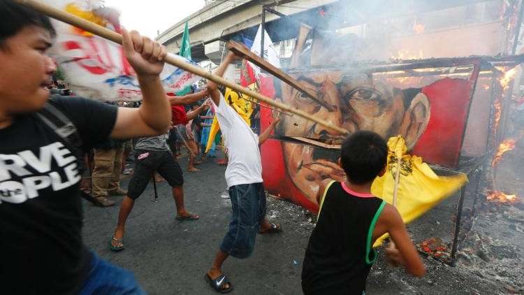 معارضو الرئيس الفلبيني ومؤيدوه يتظاهرون في مانيلا