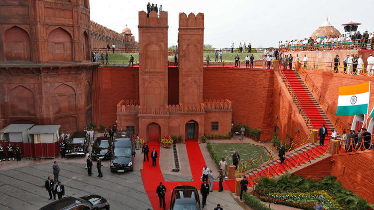 مجهول يسرق هاتف سفير أوكرانيا في الهند أثناء التقاطه "سيلفي"