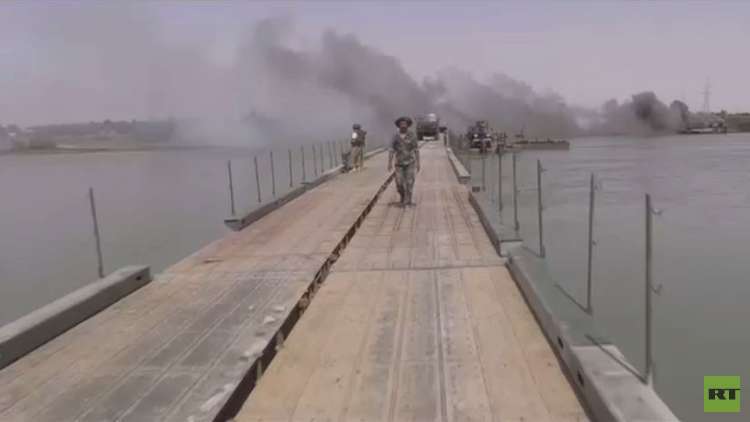 شاهد بالفيديو.. القوات الروسية تقيم جسرا عسكريا فوق نهر الفرات 