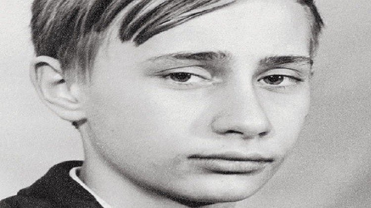 فلاديمير بوتين تلميذا في المدرسة رقم 193 في مدينة لينينغراد. بوتين كشف عن أنه كان كسولا في المدرسة حتى الصف السادس، وكان يتمنى أن يصبح مخبرا لصالح بلده في الخارج عندما يكبر