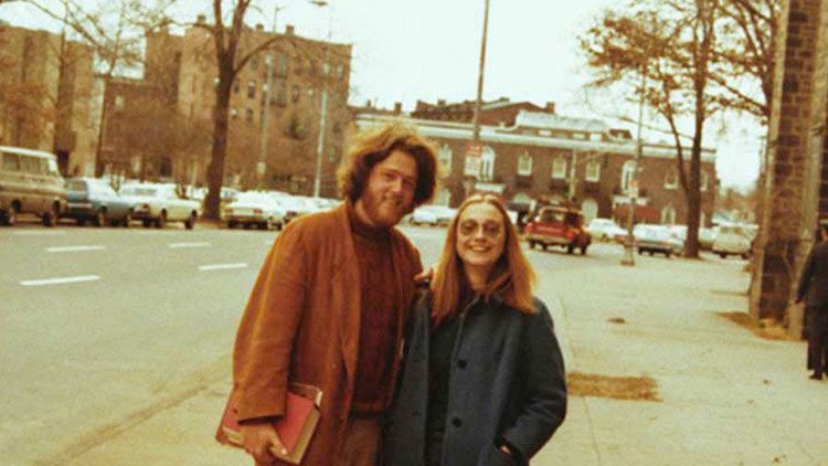 بيل كلينتون أيام الدراسة وإلى جانبه عقيلته لاحقا هيلاري كلينتون. بيل كلينتون ترأس الولايات المتحدة وعقيلته هيلاري تبوأت منصب وزير الخارجية الأمريكي