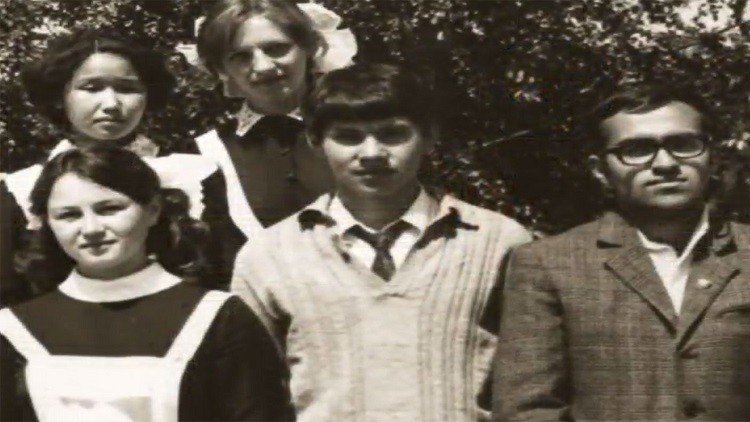 سيرغي شويغو في الوسط يؤكد أنه أنهى تعليمه المدرسي بعلامات جميعها جيدة. سيرغي شويغو وزير الدفاع الروسي الحالي