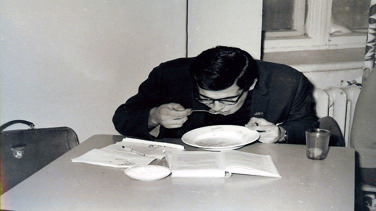 سيرغي لافروف طالبا في معهد العلاقات الدولية في موسكو. وزير الخارجية الروسي الحالي، ويلقبه الساسة بـ"أبي الدبلوماسية الروسية"