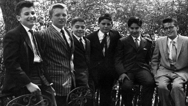  دونالد ترامب الثاني من اليسار تلميذا في الـ13 من عمره في مدرسة كيو فورست في نيويورك. دونالد ترامب ملياردير أمريكي ورئيس الولايات المتحدة الحالي