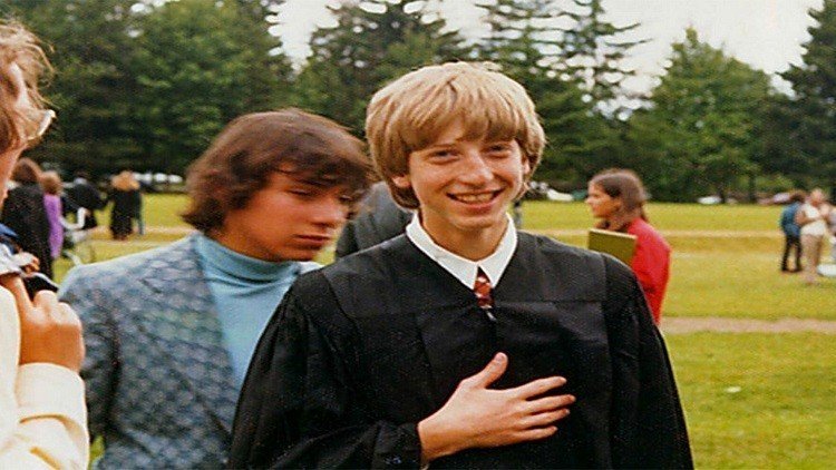 بيل غيتس صاحب امبراطورية مايكروسفت تلميذا في مدرسة "ليك سايد" في سياتل. غيتس أبو البرمجيات وتربع على عرش أغنى رجل في العالم لبضع سنوات