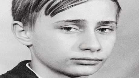 فلاديمير بوتين تلميذا في المدرسة رقم 193 في مدينة لينينغراد. بوتين كشف عن أنه كان كسولا في المدرسة حتى الصف السادس، وكان يتمنى أن يصبح مخبرا لصالح بلده في الخارج عندما يكبر