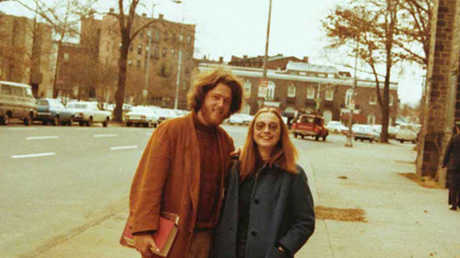 بيل كلينتون أيام الدراسة وإلى جانبه عقيلته لاحقا هيلاري كلينتون. بيل كلينتون ترأس الولايات المتحدة وعقيلته هيلاري تبوأت منصب وزير الخارجية الأمريكي