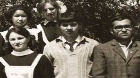 سيرغي شويغو في الوسط يؤكد أنه أنهى تعليمه المدرسي بعلامات جميعها جيدة. سيرغي شويغو وزير الدفاع الروسي الحالي