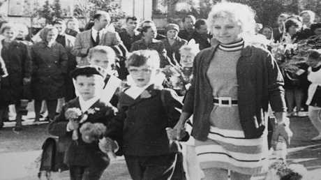 دميتري مدفيديف في أقصى اليسار تلميذا في المدرسة رقم 305 في مدينة لينينغراد. مدفيديف ترأس روسيا الاتحادية بين عامي 2008 و2012 ويرأس الحكومة الروسية الحالية