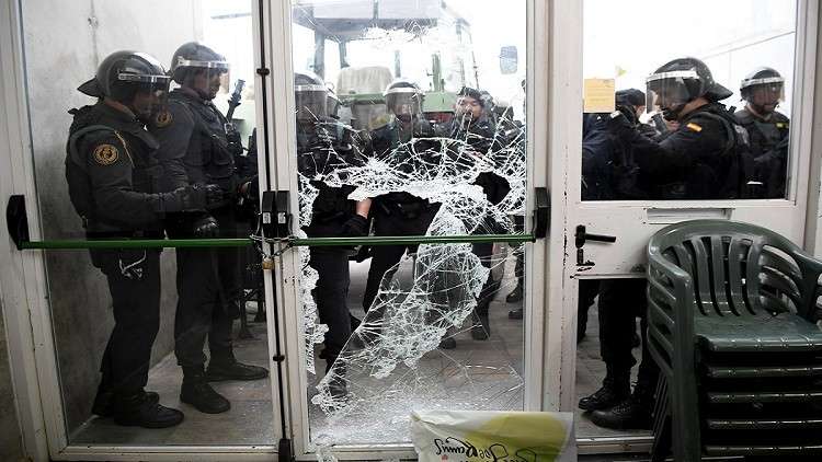 الشرطة الإسبانية تحطم أبواب مراكز الاقتراع في كاتالونيا