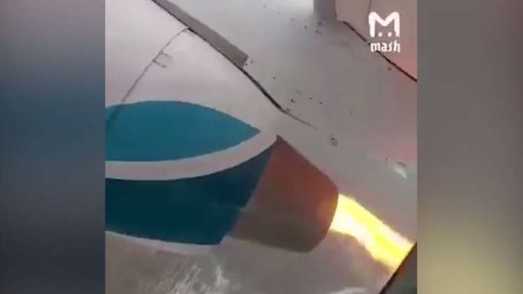 راكب يصور احتراق محرك طائرة من داخل المقصورة