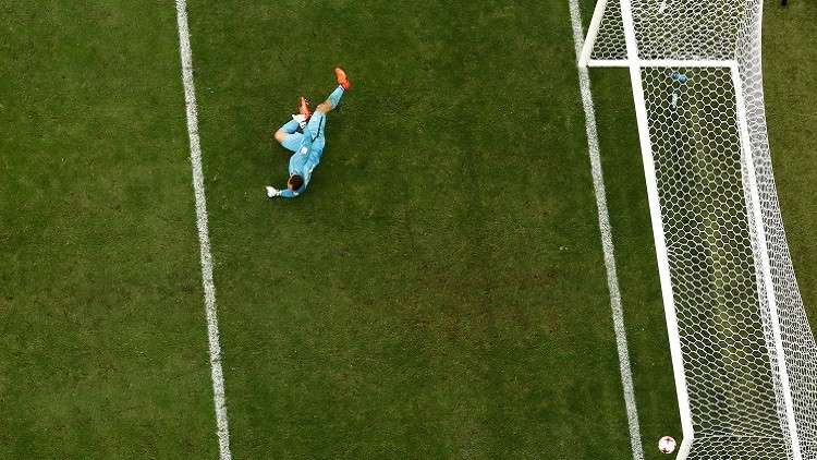 حارس بلجيكي يتقمص دور صانع ألعاب وينقذ فريقه من الهزيمة (فيديو)