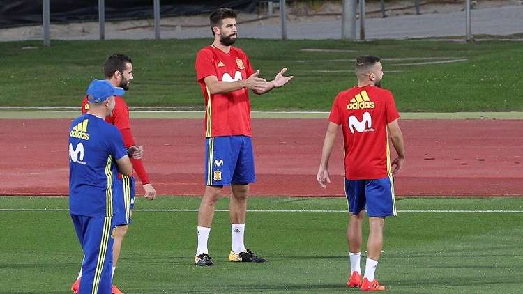 بالفيديو.. المدريديون يهاجمون بيكيه في معسكر المنتخب