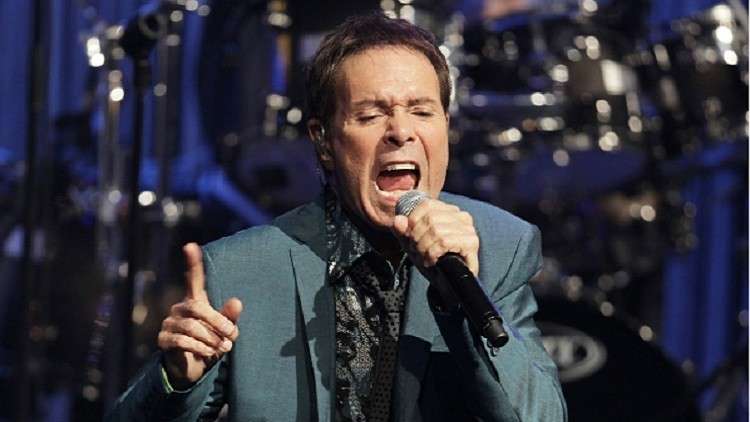 كليف ريتشارد يغني في دار الأوبرا السلطانية