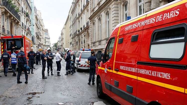 رجل ينتحر من نافذة فندق في باريس حاملا طفليه