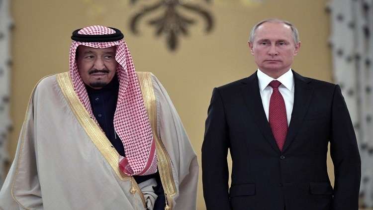 صورة.. بوتين يحتفي بضيفه الملك سلمان ويصب له الشاي بنفسه