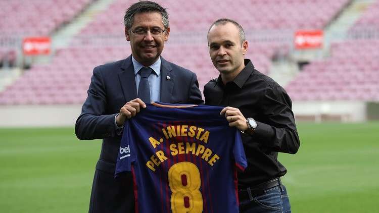 إنييستا يوافق على عقد "أبدي" مع برشلونة