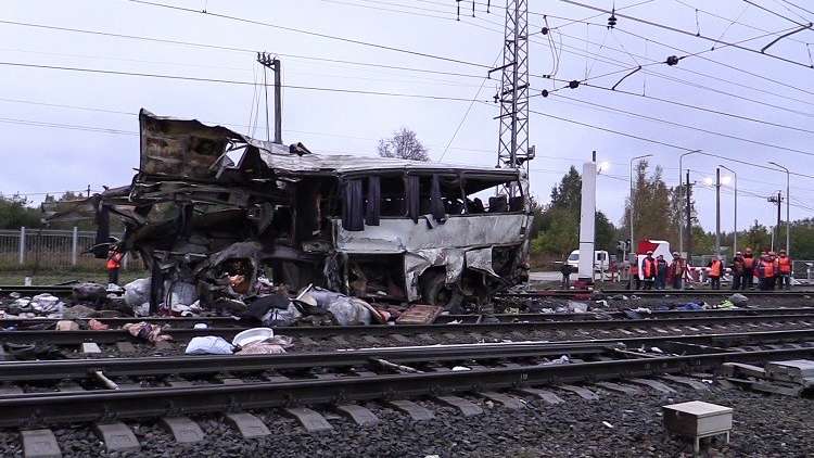 17 شخصا يلقون حتفهم في حادثة اصطدام حافلة بقطار في شرق موسكو