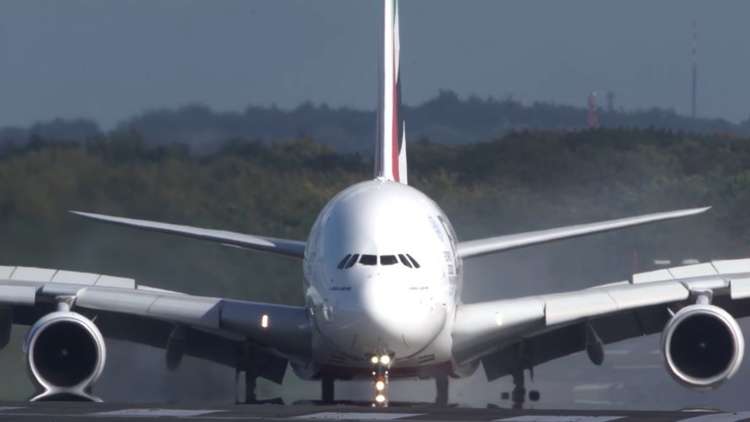 فيديو.. هبوط خطير لأكبر طائرة في العالم  "الإمارات" في ألمانيا