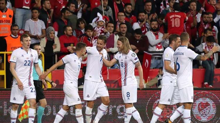 إيسلندا توجه صفعة قوية لتركيا وتطرق باب مونديال روسيا 2018