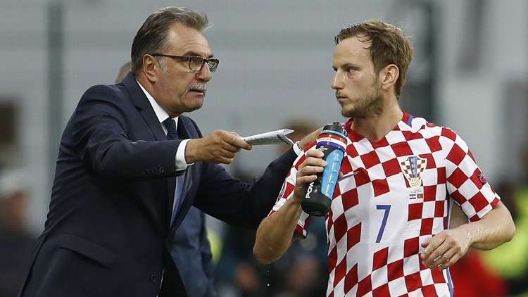 كرواتيا تقيل مدربها قبل مباراة مصيرية في تصفيات المونديال
