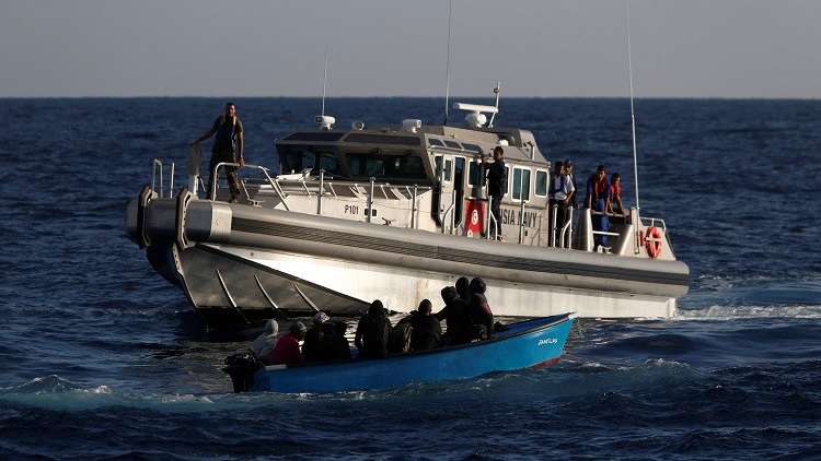 مقتل 8 أشخاص في حادث تصادم بين سفينة تونسية وزورق مهاجرين