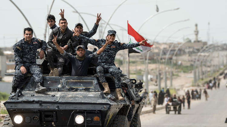 القوات العراقية تطهر الحويجة من الألغام وتقصف معسكر 
