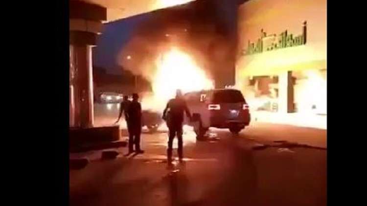 سائق سعودي جريء حد التهور أبعد النار وأنقذ الموقف