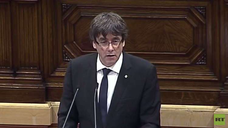 رئيس إقليم كتالونيا يوقع على إعلان الانفصال عن إسبانيا مع تأجيل دخوله حيز التنفيذ