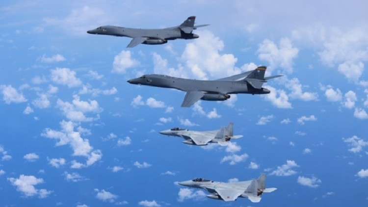 قاذفتان أمريكيتان تتدربان لأول مرة تحت جنح الظلام قرب كوريا الشمالية!