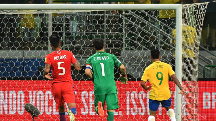  زوجة برافو: الكحول وراء إخفاق تشيلي في التأهل لكأس العالم