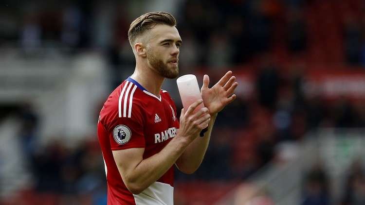 أرسنال يمدد عقد مدافعه تشامبرز