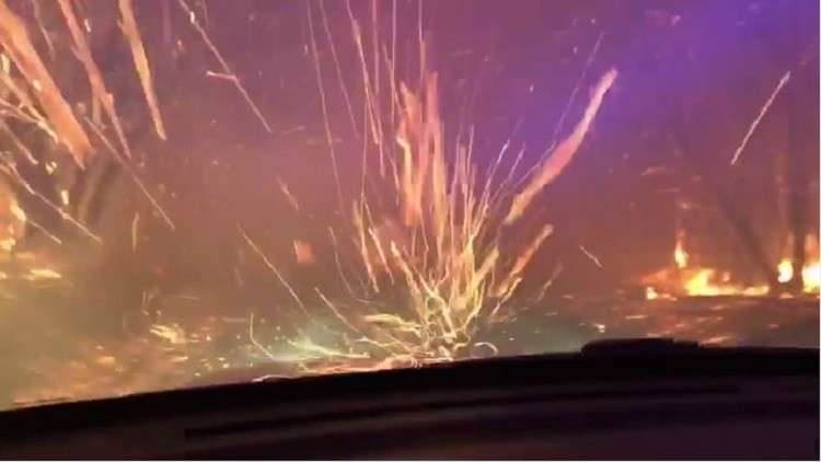 فيديو..سيارة تمخر عباب الحريق في كاليفورنيا!
