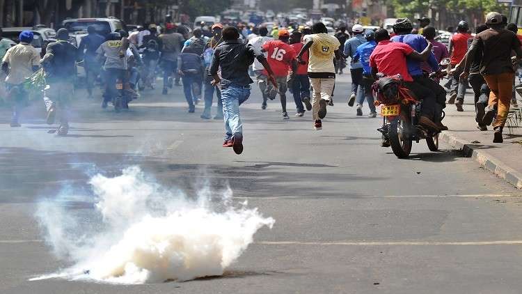 شرطة كينيا تستخدم الغاز المسيل للدموع لتفريق متظاهرين 