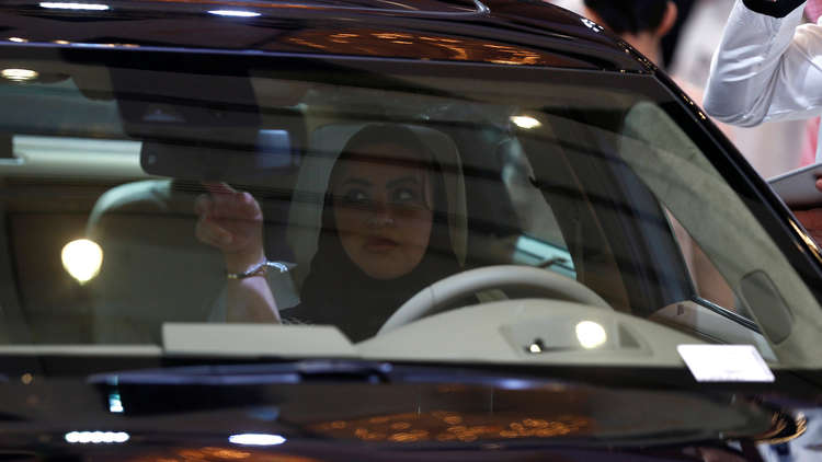 السعوديات تنتظرن افتتاح أول مدرسة لتعليمهن قيادة السيارات 