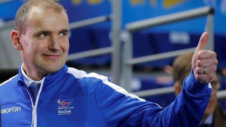 رئيس دولة يفقد وعيه ويكسر أنفه