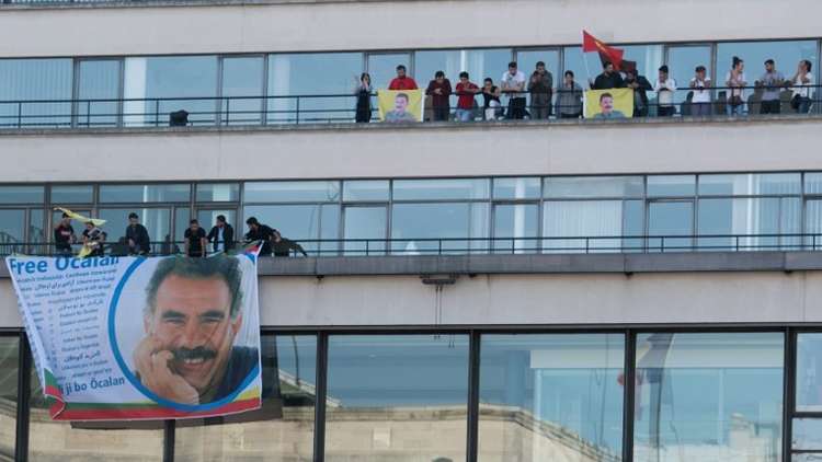 نشطاء أكراد يطالبون بالإفراج عن أوجلان من داخل مقر 