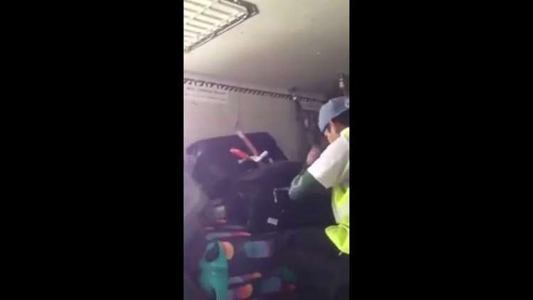 تصوير عتال في مطار تايلاندي متلبسا بالجرم المشهود